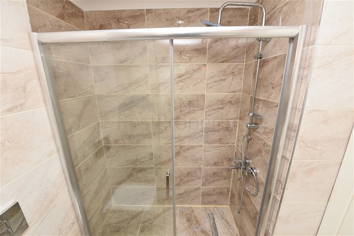 شقة دوبلكس واسعة - طابق ارضي - ضمن مجمع سكني في كاستل / الانيا 