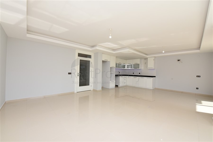 شقة دوبلكس واسعة - طابق ارضي - ضمن مجمع سكني في كاستل / الانيا 