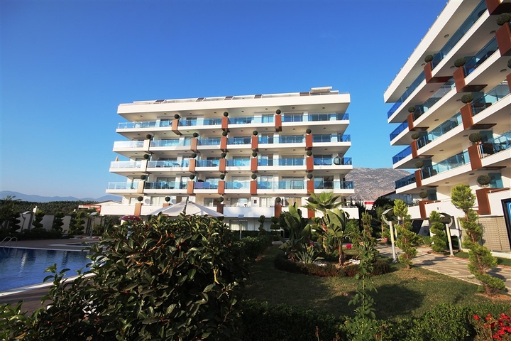 شقة دوبلكس واسعة - طابق ارضي - ضمن مجمع سكني في كاستل / الانيا 