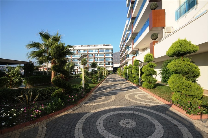 شقة دوبلكس واسعة - طابق ارضي - ضمن مجمع سكني في كاستل / الانيا 