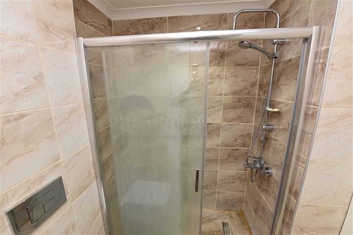 شقة دوبلكس واسعة - طابق ارضي - ضمن مجمع سكني في كاستل / الانيا 