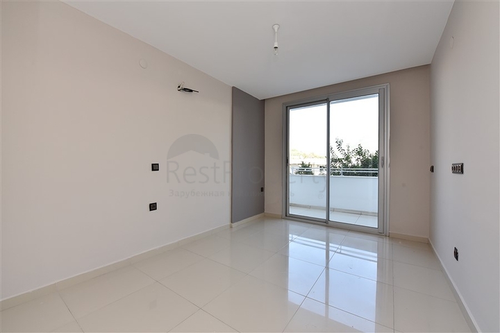 شقة دوبلكس واسعة - طابق ارضي - ضمن مجمع سكني في كاستل / الانيا 