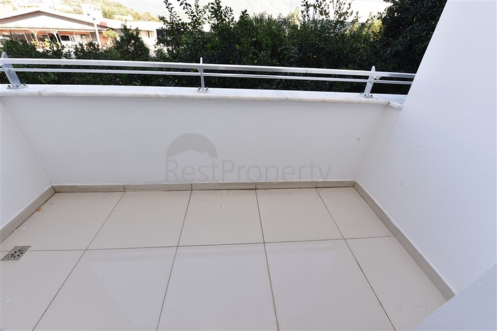 شقة دوبلكس واسعة - طابق ارضي - ضمن مجمع سكني في كاستل / الانيا 