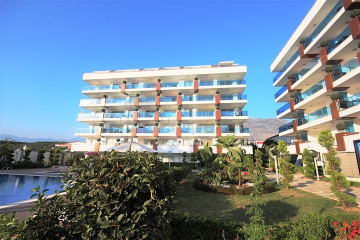 شقة دوبلكس واسعة - طابق ارضي - ضمن مجمع سكني في كاستل / الانيا 