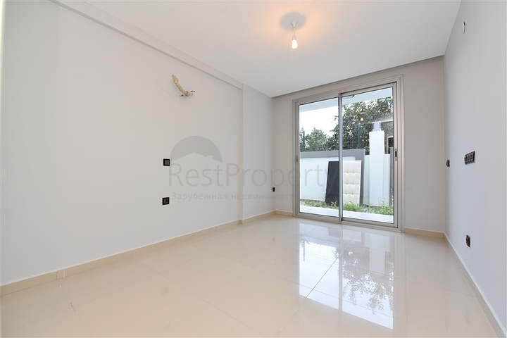 شقة دوبلكس واسعة - طابق ارضي - ضمن مجمع سكني في كاستل / الانيا 