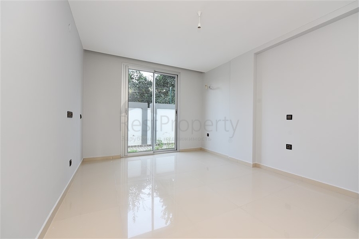 شقة دوبلكس واسعة - طابق ارضي - ضمن مجمع سكني في كاستل / الانيا 