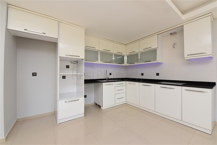 شقة دوبلكس واسعة - طابق ارضي - ضمن مجمع سكني في كاستل / الانيا 