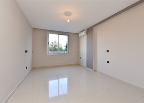 شقة دوبلكس واسعة - طابق ارضي - ضمن مجمع سكني في كاستل / الانيا 