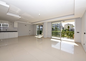 شقة دوبلكس واسعة - طابق ارضي - ضمن مجمع سكني في كاستل / الانيا 