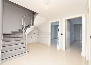 شقة دوبلكس واسعة - طابق ارضي - ضمن مجمع سكني في كاستل / الانيا 