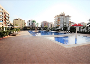 شقة دوبلكس واسعة - طابق ارضي - ضمن مجمع سكني في كاستل / الانيا 