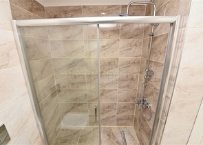 شقة دوبلكس واسعة - طابق ارضي - ضمن مجمع سكني في كاستل / الانيا 