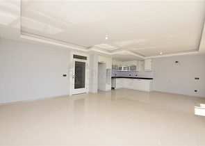 شقة دوبلكس واسعة - طابق ارضي - ضمن مجمع سكني في كاستل / الانيا 