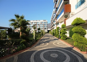 شقة دوبلكس واسعة - طابق ارضي - ضمن مجمع سكني في كاستل / الانيا 