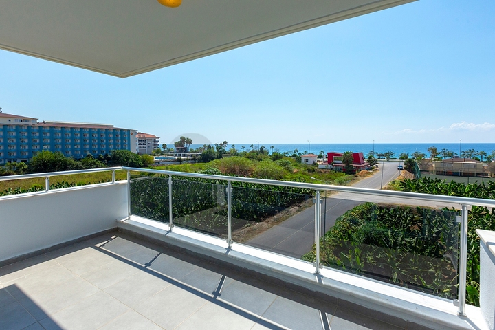 سعر مناسب - اطلالة بحر - شقة غرفة وصالة في منطقة كاستل / الانيا 