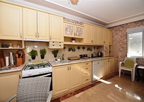 شقة عائلية - غرفتين وصالة - ضمن مجمع سكني في مهموتلار / الانيا 