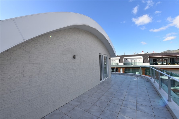 دوبلكس فاخرة - في مركز مدينة الانيا - جانب شاطئ كليوباترا 