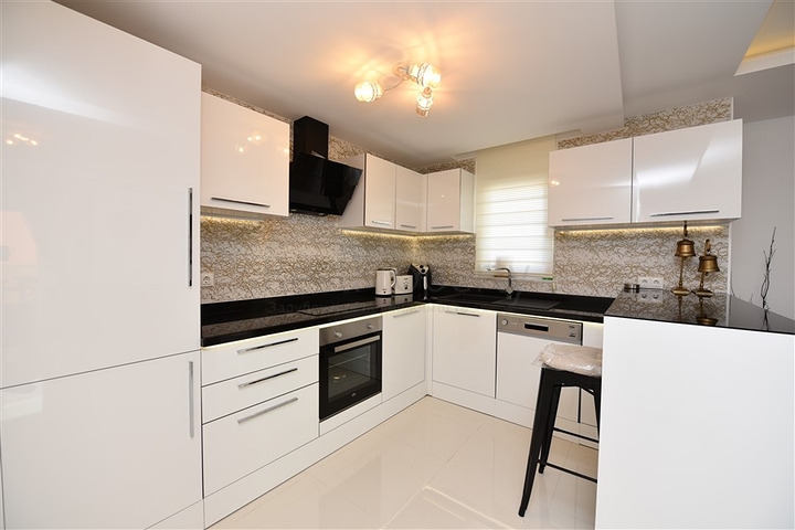 دوبلكس فاخرة - في مركز مدينة الانيا - جانب شاطئ كليوباترا 