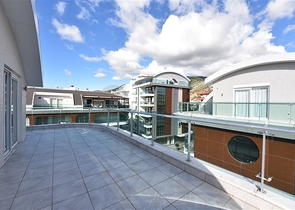 دوبلكس فاخرة - في مركز مدينة الانيا - جانب شاطئ كليوباترا 