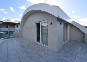 دوبلكس فاخرة - في مركز مدينة الانيا - جانب شاطئ كليوباترا 