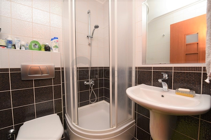 ضمن مجمع اول صف على البحر - شقة فاخرة 2 غرفة وصالة في مركز الانيا 