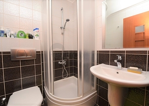 ضمن مجمع اول صف على البحر - شقة فاخرة 2 غرفة وصالة في مركز الانيا 