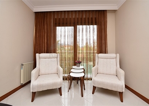 ضمن مجمع اول صف على البحر - شقة فاخرة 2 غرفة وصالة في مركز الانيا 