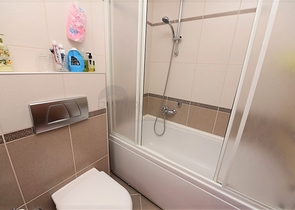 ضمن مجمع اول صف على البحر - شقة فاخرة 2 غرفة وصالة في مركز الانيا 