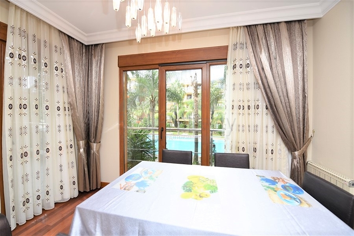 مجمع فاخر -اول صف على البحر - مركز الانيا - شقة مفروشة غرفتين وصالة 