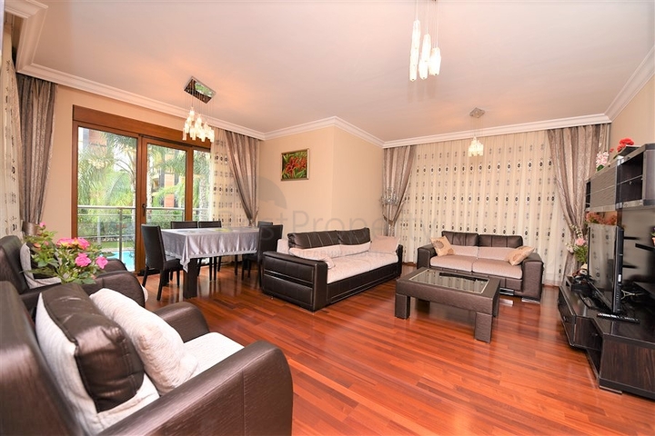 مجمع فاخر -اول صف على البحر - مركز الانيا - شقة مفروشة غرفتين وصالة 