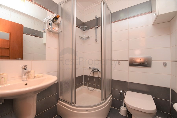 مجمع فاخر -اول صف على البحر - مركز الانيا - شقة مفروشة غرفتين وصالة 