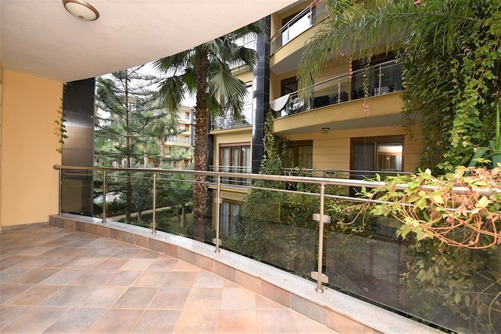 مجمع فاخر -اول صف على البحر - مركز الانيا - شقة مفروشة غرفتين وصالة 