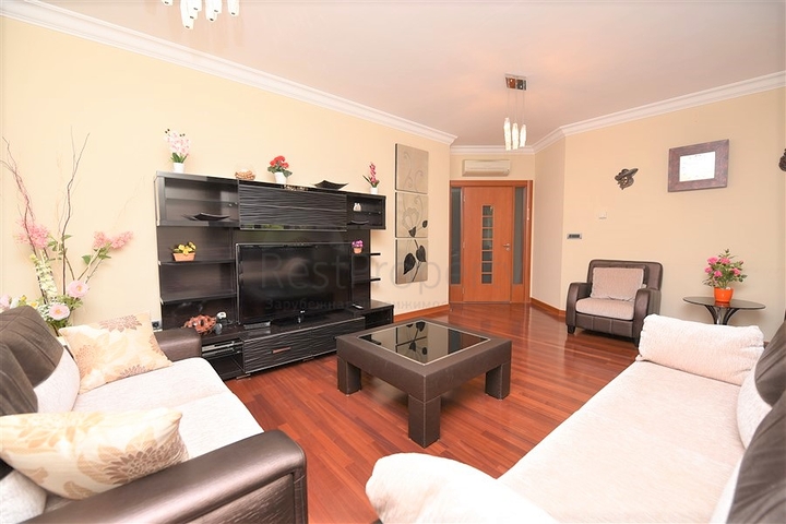 مجمع فاخر -اول صف على البحر - مركز الانيا - شقة مفروشة غرفتين وصالة 