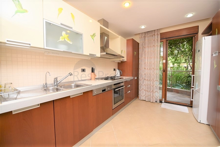 مجمع فاخر -اول صف على البحر - مركز الانيا - شقة مفروشة غرفتين وصالة 