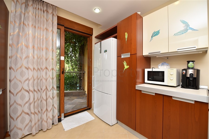 مجمع فاخر -اول صف على البحر - مركز الانيا - شقة مفروشة غرفتين وصالة 