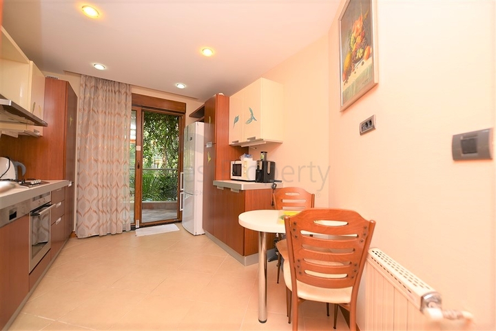 مجمع فاخر -اول صف على البحر - مركز الانيا - شقة مفروشة غرفتين وصالة 