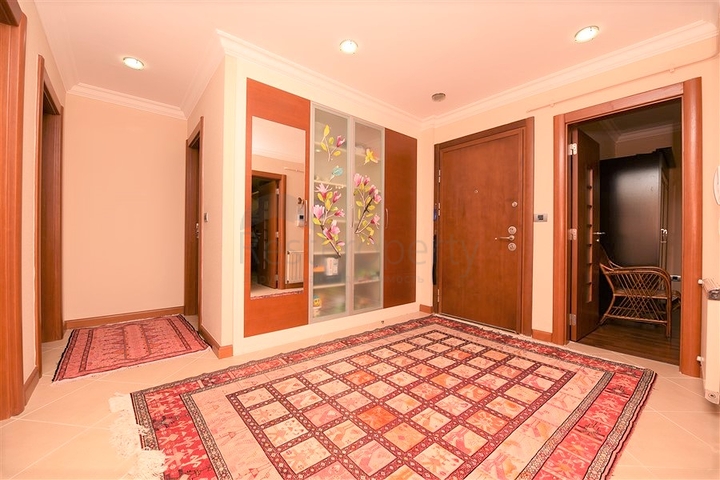 مجمع فاخر -اول صف على البحر - مركز الانيا - شقة مفروشة غرفتين وصالة 