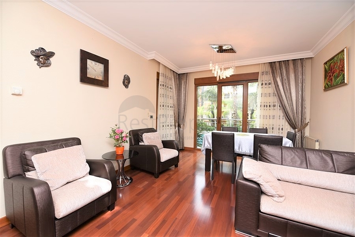 مجمع فاخر -اول صف على البحر - مركز الانيا - شقة مفروشة غرفتين وصالة 