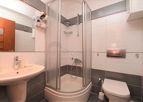 مجمع فاخر -اول صف على البحر - مركز الانيا - شقة مفروشة غرفتين وصالة 