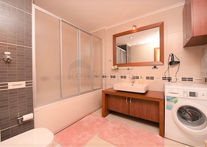 مجمع فاخر -اول صف على البحر - مركز الانيا - شقة مفروشة غرفتين وصالة 