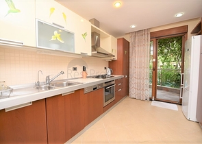 مجمع فاخر -اول صف على البحر - مركز الانيا - شقة مفروشة غرفتين وصالة 