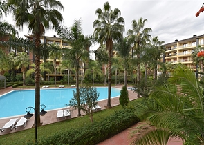 مجمع فاخر -اول صف على البحر - مركز الانيا - شقة مفروشة غرفتين وصالة 