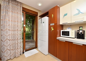 مجمع فاخر -اول صف على البحر - مركز الانيا - شقة مفروشة غرفتين وصالة 