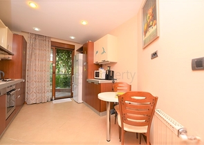 مجمع فاخر -اول صف على البحر - مركز الانيا - شقة مفروشة غرفتين وصالة 