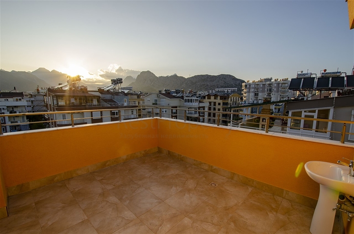 بنتهاوس 4 + 1 في مجمع 600 متر إلى البحر في كونيالتي