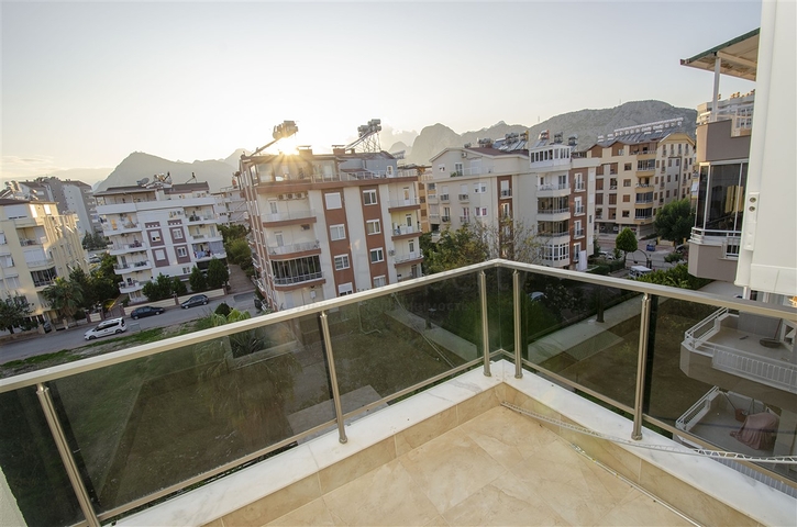 بنتهاوس 4 + 1 في مجمع 600 متر إلى البحر في كونيالتي