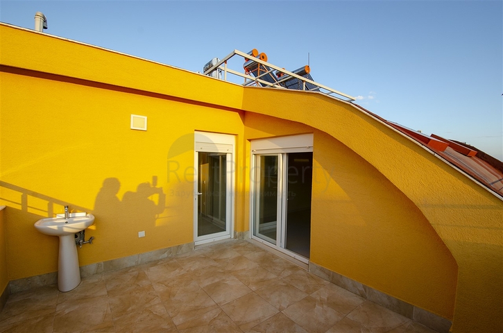 بنتهاوس 4 + 1 في مجمع 600 متر إلى البحر في كونيالتي