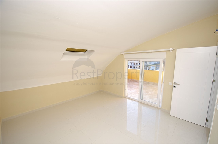 بنتهاوس 4 + 1 في مجمع 600 متر إلى البحر في كونيالتي