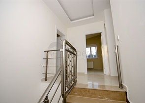 بنتهاوس 4 + 1 في مجمع 600 متر إلى البحر في كونيالتي