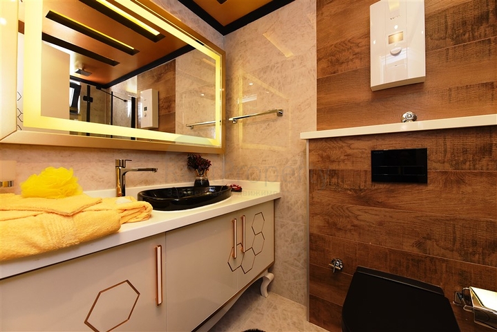 اطلالة بحر وميناء  مباشرة - شقة 3 غرف وصالة - بناء حديث - مركز الانيا 